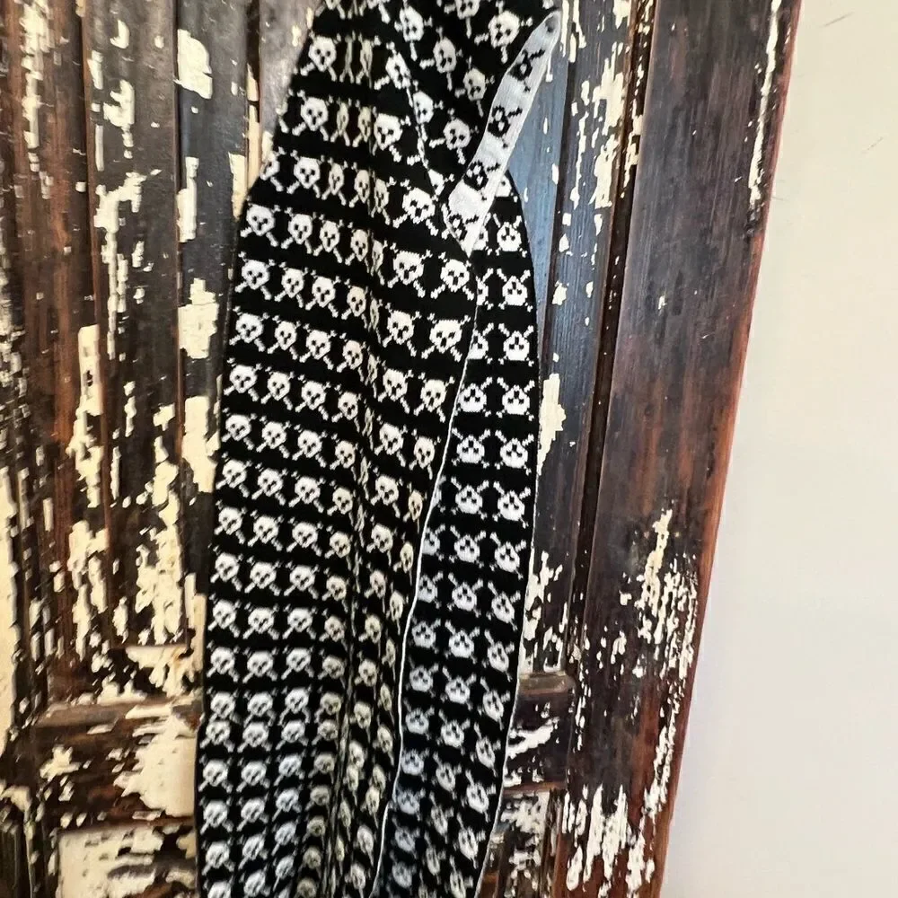 Women’s Black & White infinity skull scarf.